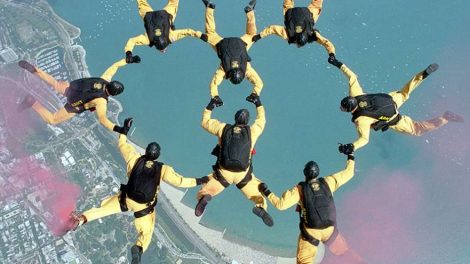 В субботу на Городской пруд в Екатеринбурге приземлятся парашютисты