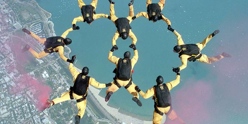 В субботу на Городской пруд в Екатеринбурге приземлятся парашютисты