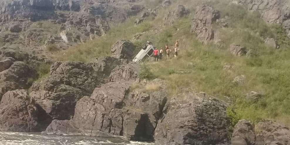 Под Каменском-Уральским с обрыва сорвался автомобиль. Фото