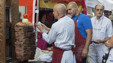 Власти запретили ставить во дворах киоски с овощами и шаурмой