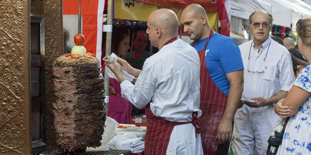 Власти запретили ставить во дворах киоски с овощами и шаурмой