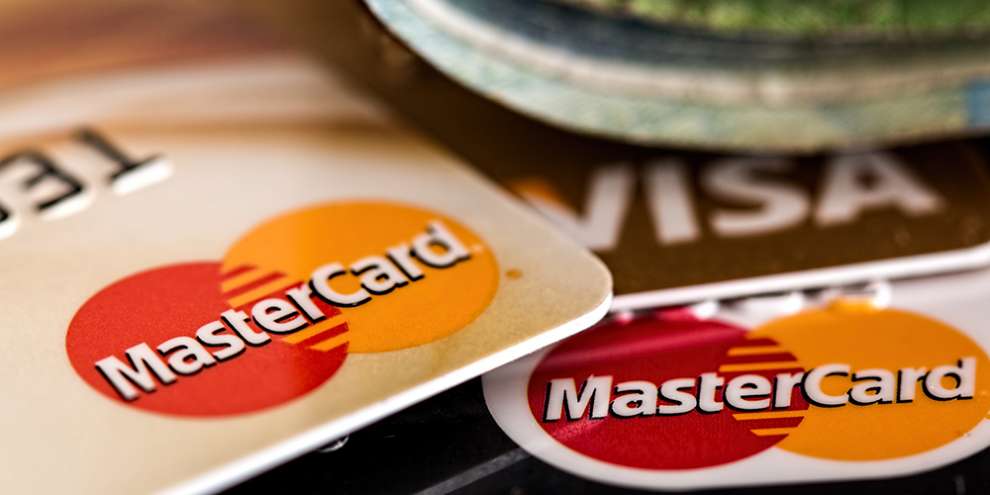 Система бесплатных переводов денег по номеру телефона заработала в России