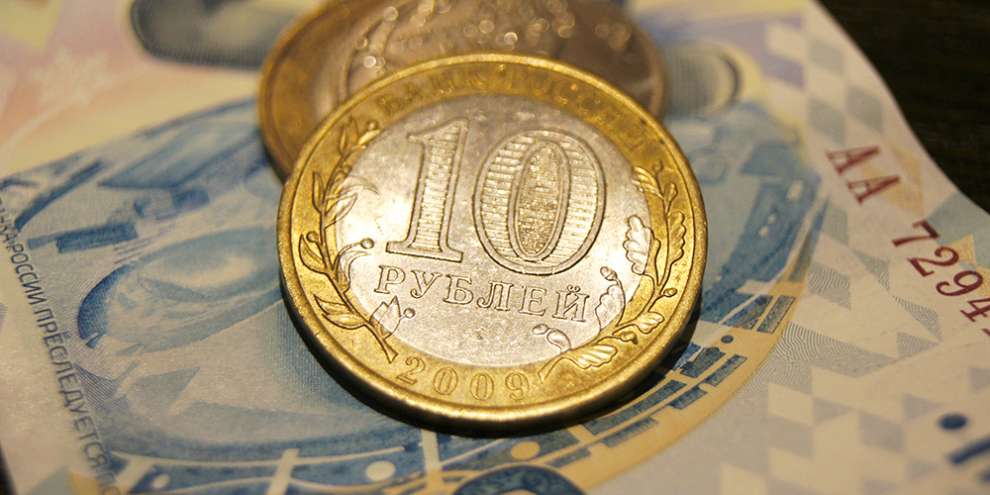 Падение рубля объясняют новостями о новых санкциях в США