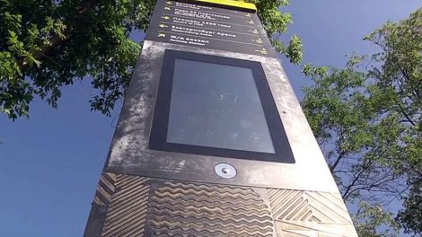 Новая инфостела позволит зарядить телефон и передать привет городу