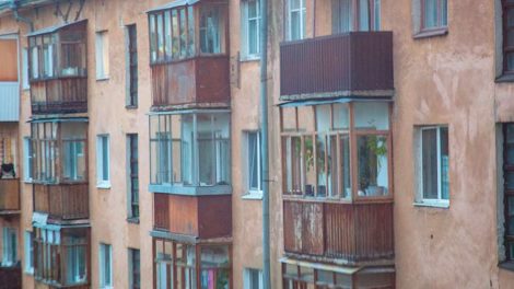 В Екатеринбурге жителям домов возле транспортных развязок заменят окна за счет бюджета