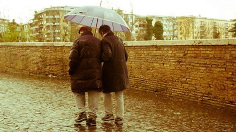 Сиделок с людьми пенсионного возраста выведут из тени