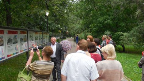 Фотовыставка «Радуга памятников Екатеринбурга» появилась в Дендропарке