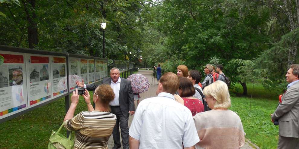 Фотовыставка «Радуга памятников Екатеринбурга» появилась в Дендропарке