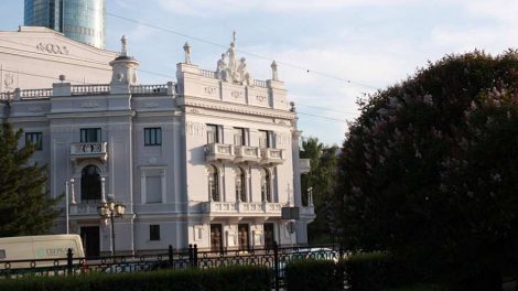За Оперным театром в Екатеринбурге ко дню города обновят сквер