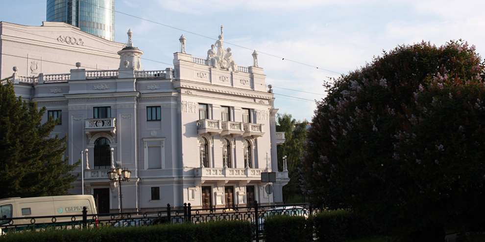 За Оперным театром в Екатеринбурге ко дню города обновят сквер