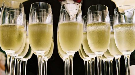 Чиновникам запретят пить иностранные вина на работе