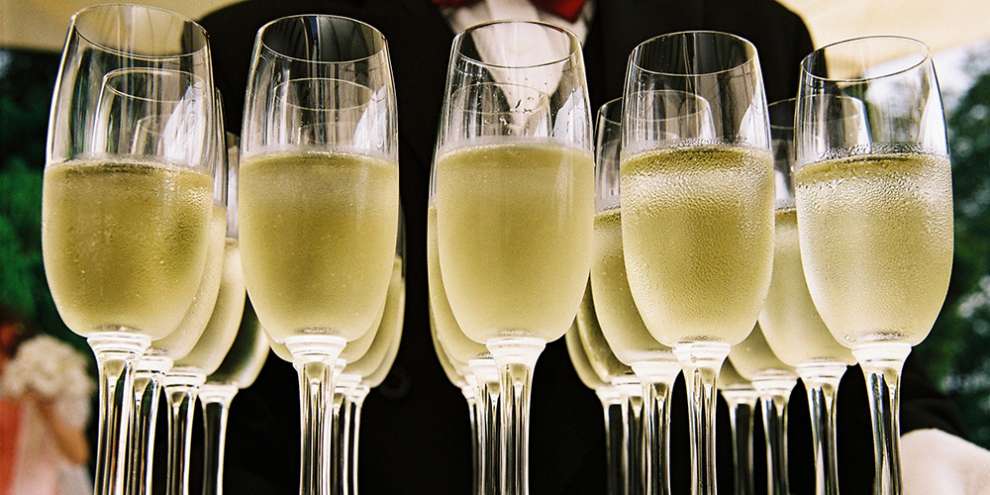 Чиновникам запретят пить иностранные вина на работе