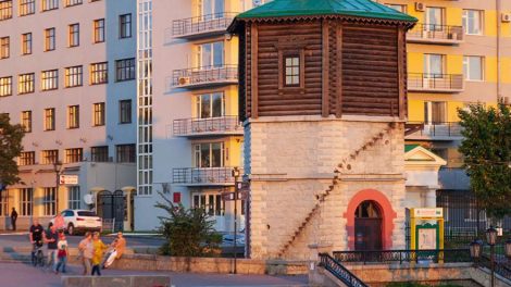 На водонапорной башне в центре Екатеринбурга начали монтировать новую лестницу