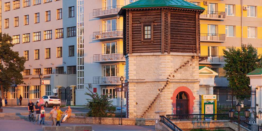 На водонапорной башне в центре Екатеринбурга начали монтировать новую лестницу