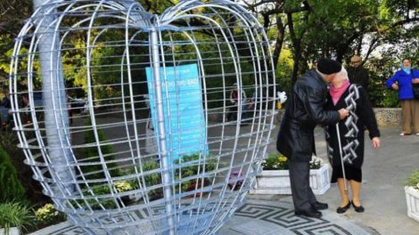 В Екатеринбурге установят железные сердца для молодоженов