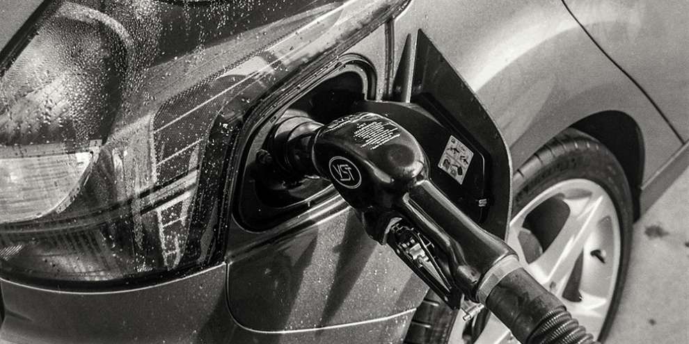 Правительство продлило заморозку цен на топливо