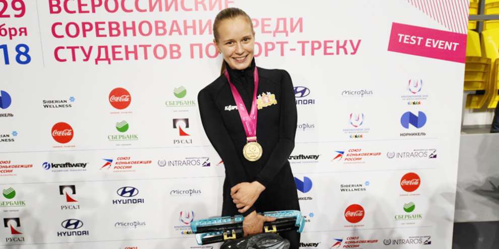 Евгения Захарова завоевала четыре золотые медали на соревнованиях по шорт-треку