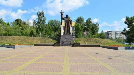 На площади Обороны спилят старые деревья и посадят вместо них 65 новых