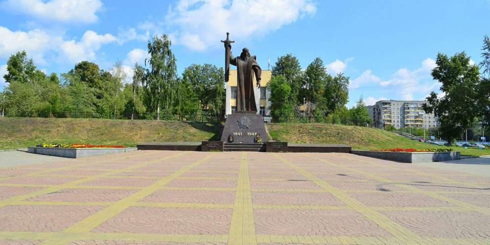 На площади Обороны спилят старые деревья и посадят вместо них 65 новых