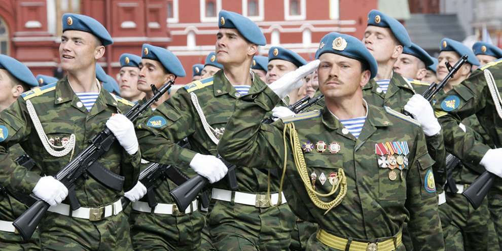 Зарплаты и пенсии военных трижды проиндексируют