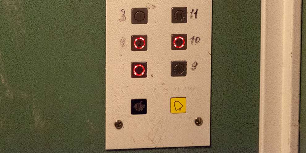 В 2019 году за счет областного бюджета в домах Среднего Урала поменяют более 100 лифтов