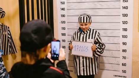Полицейские нарядили детей в тюремную робу