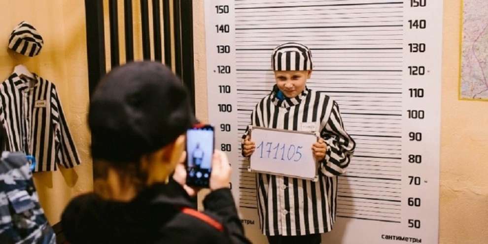 Полицейские нарядили детей в тюремную робу