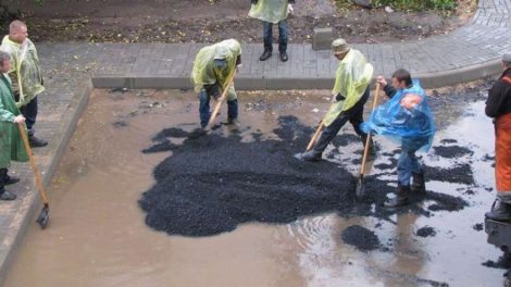 Дорожникам разрешили укладывать асфальт в снег, дождь и морозы