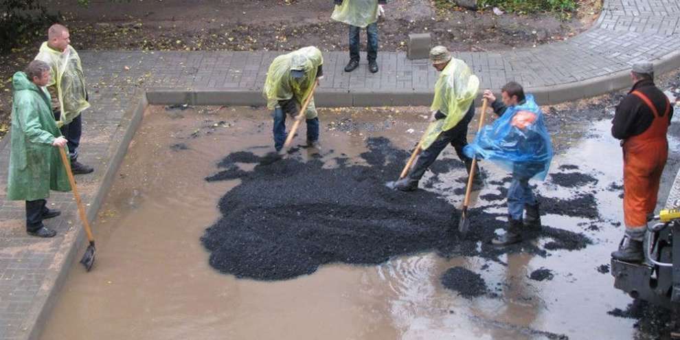 Дорожникам разрешили укладывать асфальт в снег, дождь и морозы