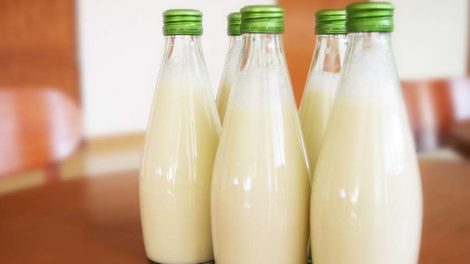 Магазинам запретили продавать натуральное молоко и заменители на одной полке