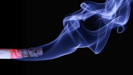 Госдума может предложить работодателям премировать некурящих сотрудников