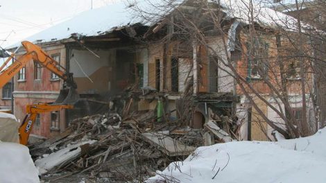 У Макаровского моста начали сносить панельные двухэтажки