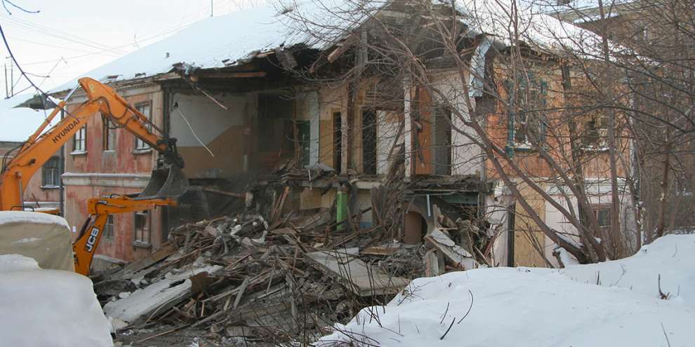 У Макаровского моста начали сносить панельные двухэтажки