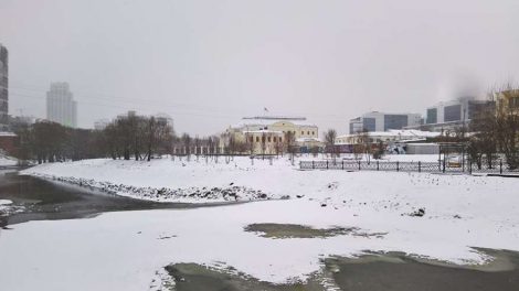 Набережную реки Исеть в центре Екатеринбурга закрыли для пешеходов до лета