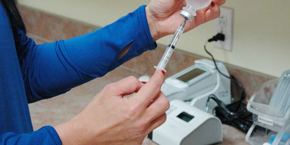 Минздрав РФ зарегистрировал первую отечественную вакцину от пяти заболеваний