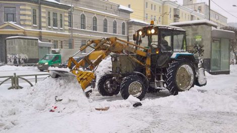 Дорожники просят не обгонять работающую спецтехнику