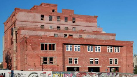 В Екатеринбурге сохранят недостроенную гостиницу у цирка