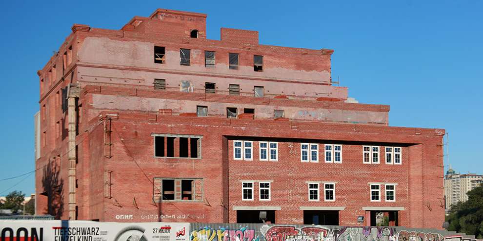 В Екатеринбурге сохранят недостроенную гостиницу у цирка