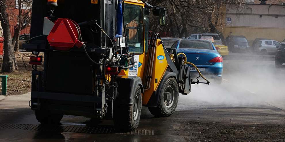 Службы благоустройства приступили к помывке улично-дорожной сети