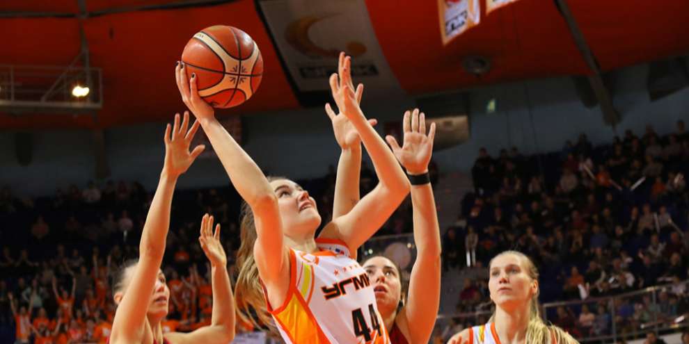 Матч в Венгрии баскетболистки УГМК проведут в День космонавтики