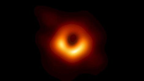 Опубликовано первое в истории фото черной дыры