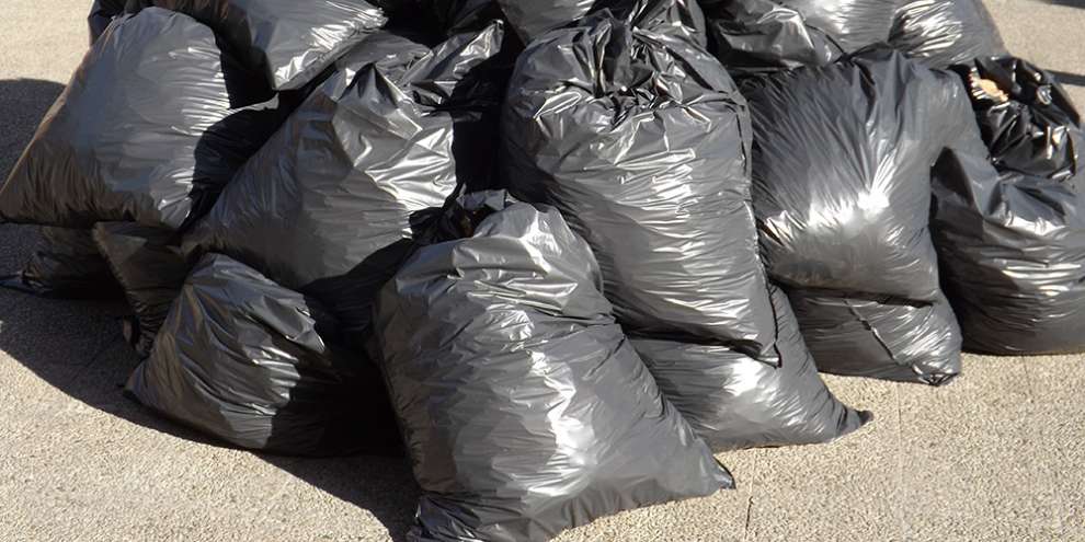 Владимир Путин поручил не допускать роста тарифов на вывоз мусора