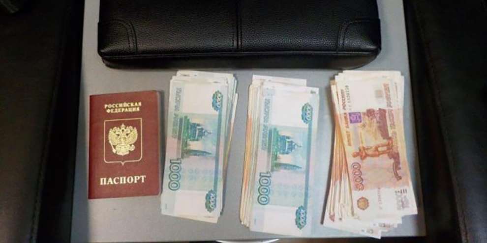 Через Кольцово пытались незаконно вывезти 3 млн. рублей