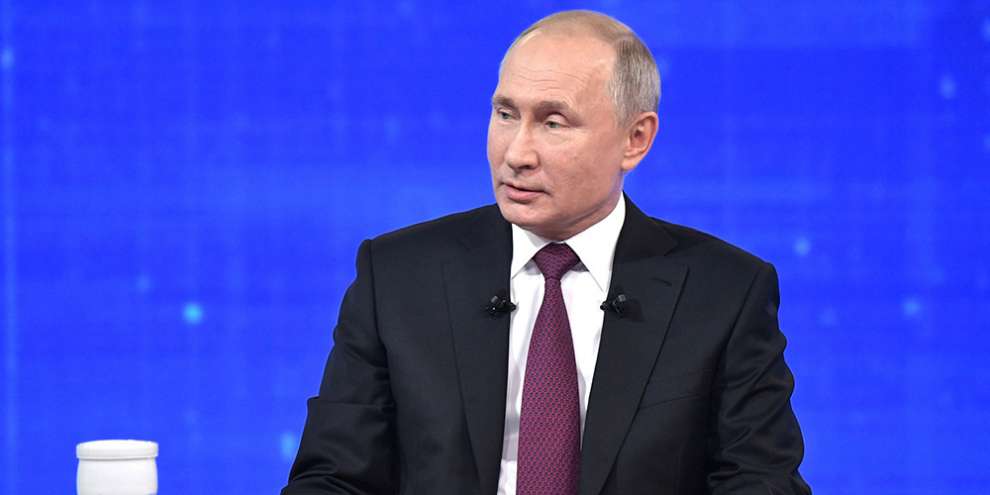 Путин назвал причины снижения доходов граждан