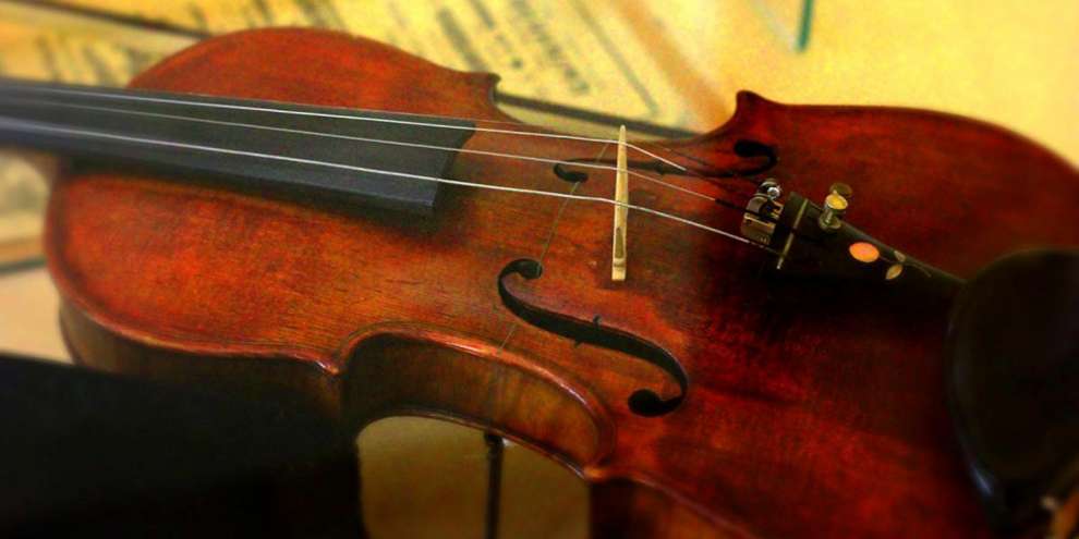 В Кольцово задержан житель Екатеринбурга, пытавшийся увезти в Китай старинную скрипку