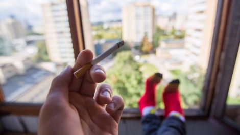 Жителям страны запретят курить на балконах