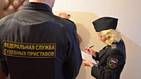Приставам могут разрешить взламывать двери в квартиры