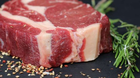 Хозяек предостерегли от опасности мытья сырого мяса и яиц