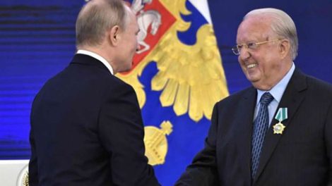 Владимир Путин наградил почетного консула России на Крите