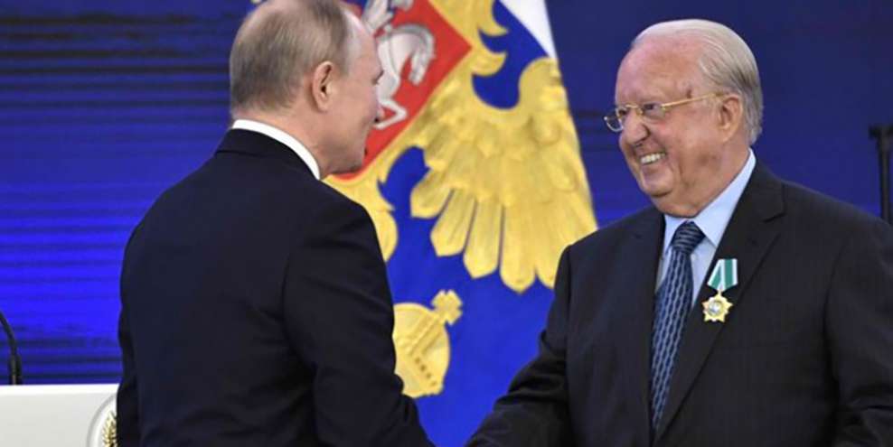 Владимир Путин наградил почетного консула России на Крите